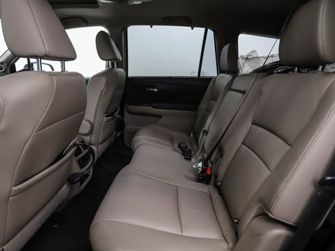 Used 2019 Honda Pilot Touring image 18
