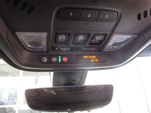 Used 2023 Chevrolet Traverse Premier image 42