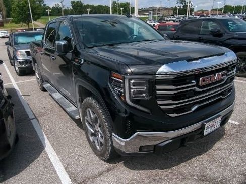 Used 2023 GMC Sierra 1500 SLT w/ SLT Premium Package AWD/4WD image 4