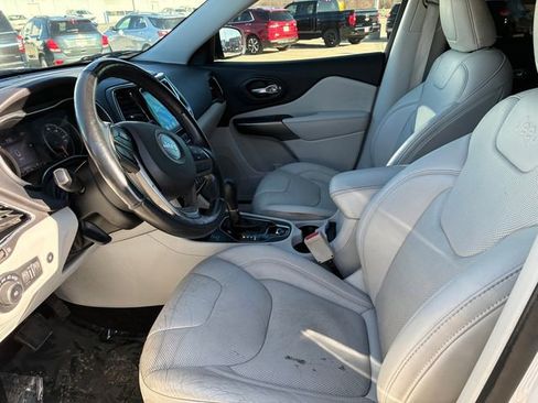 Used 2019 Jeep Cherokee Limited image 11