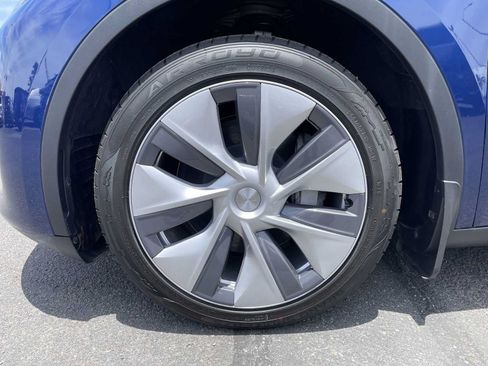 Used 2024 Tesla Model Y Long Range AWD/4WD image 19