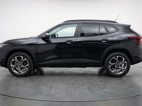 Used 2025 Chevrolet Trax LT FWD image 5
