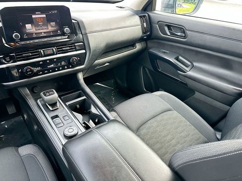 Used 2025 Nissan Pathfinder SV image 22