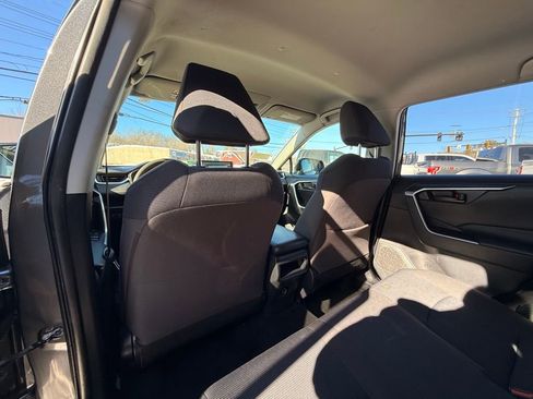 Used 2019 Toyota RAV4 LE w/ Carpet Mat Package image 16