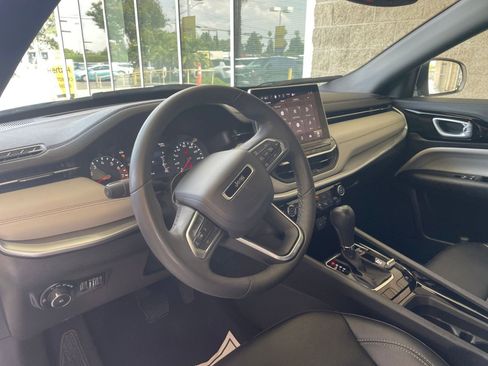 Used 2025 Jeep Compass Limited image 35