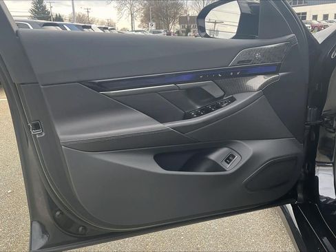 Used 2026 BMW M5 w/ Executive Package image 21