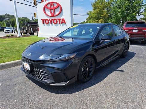 Used 2025 Toyota Camry SE w/ Convenience Package FWD image 2