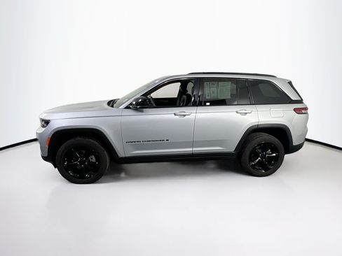 Used 2023 Jeep Grand Cherokee Altitude AWD/4WD image 8