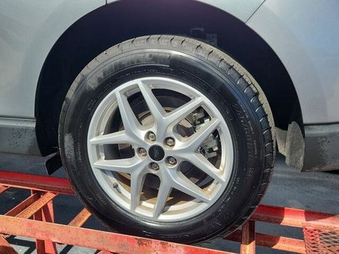 Used 2024 Ford Edge SEL image 9