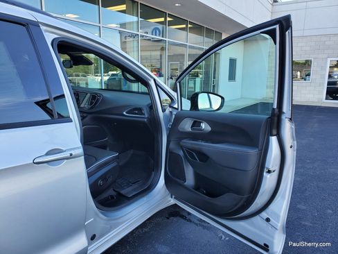 Used 2024 Chrysler Pacifica Limited w/ S Appearance Package AWD/4WD image 43
