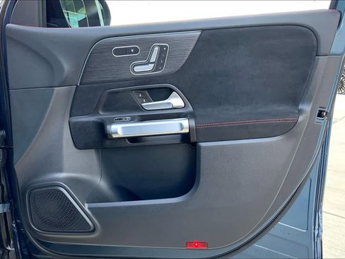 Used 2022 Mercedes-Benz GLB 250 image 19