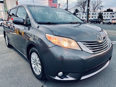 Used 2013 Toyota Sienna XLE image 9