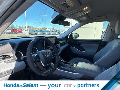Used 2023 Toyota Highlander L image 2