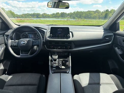 Certified 2025 Nissan Rogue SV FWD image 22