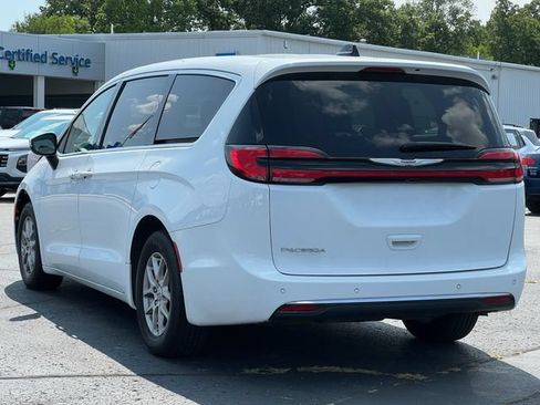 Used 2023 Chrysler Pacifica Touring-L FWD image 9