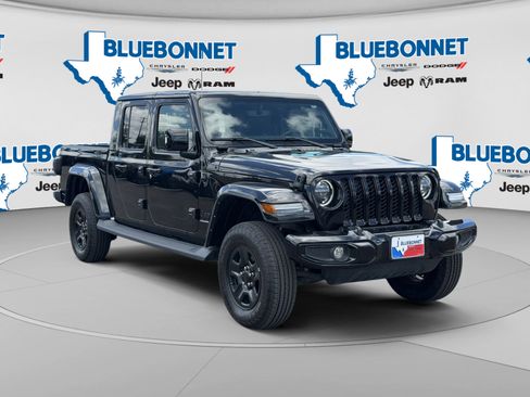 Used 2023 Jeep Gladiator Overland AWD/4WD image 3