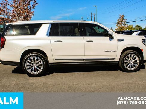 Used 2022 GMC Yukon XL Denali w/ Denali Premium Package image 9