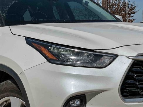 Used 2020 Toyota Highlander LE image 3