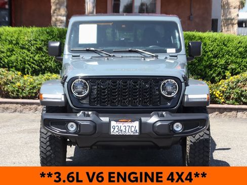 Used 2025 Jeep Gladiator Sport AWD/4WD image 3