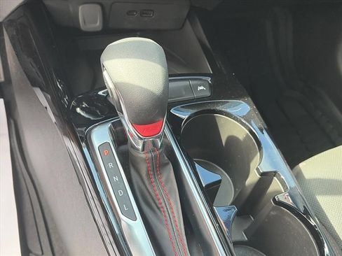Used 2024 Chevrolet Trax RS w/ Sunroof Package FWD image 18