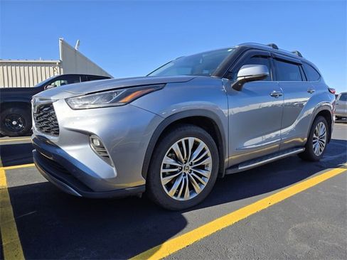 Used 2021 Toyota Highlander Platinum image 2