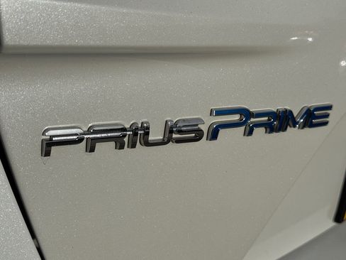 Used 2017 Toyota Prius Prime Plus w/ Preferred Accessory Package FWD image 12