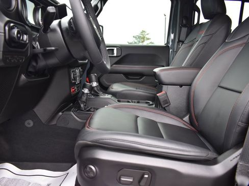 Used 2025 Jeep Wrangler Unlimited Rubicon AWD/4WD image 4