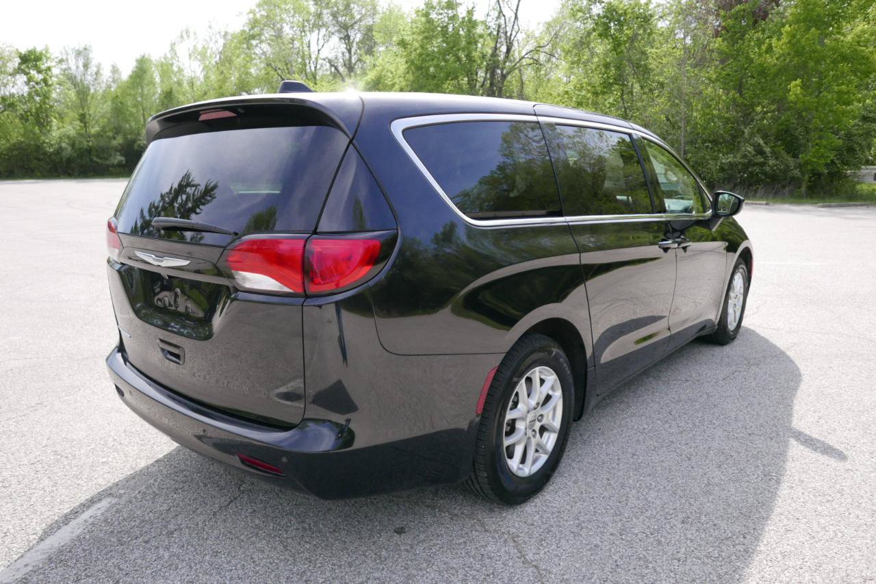 Used 2022 Chrysler Voyager LX FWD image 6
