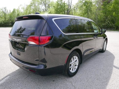 Used 2022 Chrysler Voyager LX image 6