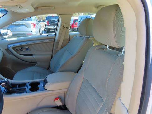 Used 2016 Ford Taurus SE image 27