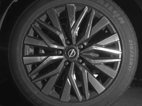 Used 2025 Nissan Altima 2.5 SV FWD image 12