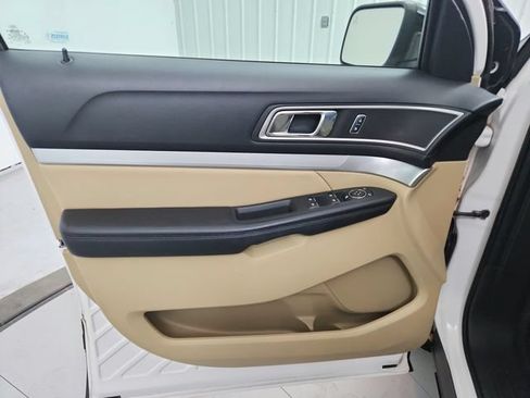 Used 2017 Ford Explorer XLT w/ Equipment Group 202A FWD image 33