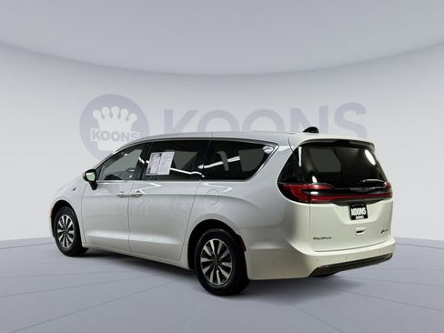 Used 2023 Chrysler Pacifica Touring-L image 10