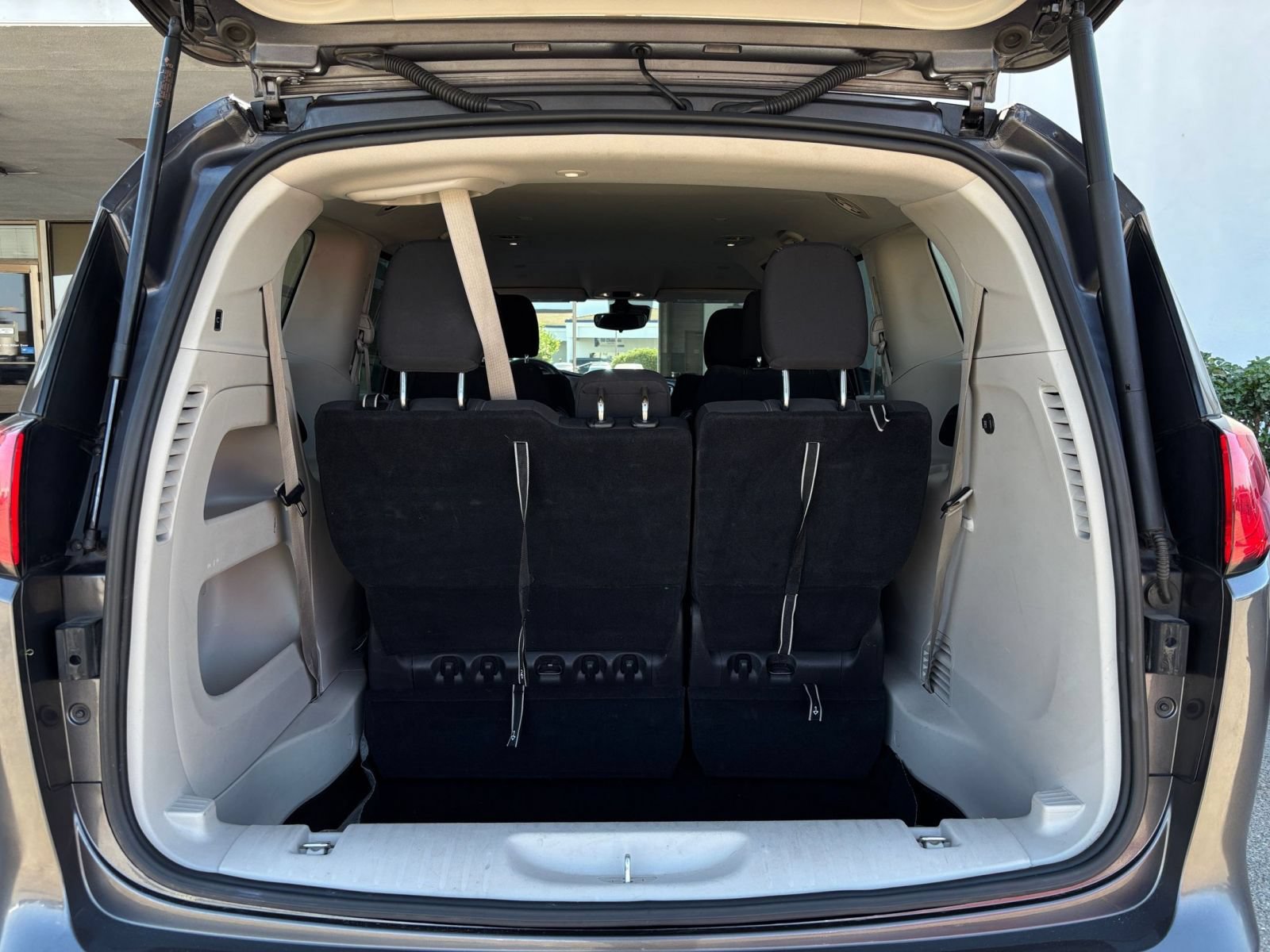Used 2023 Chrysler Voyager LX FWD image 33