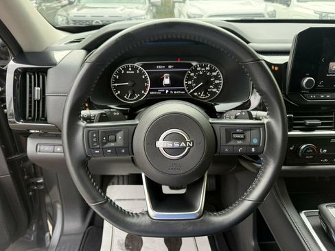 Used 2025 Nissan Pathfinder SV FWD image 5