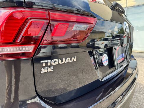 Used 2018 Volkswagen Tiguan SE w/ Panoramic Sunroof Package image 40