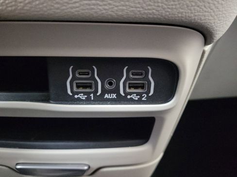 Used 2024 Chrysler Pacifica Select image 22