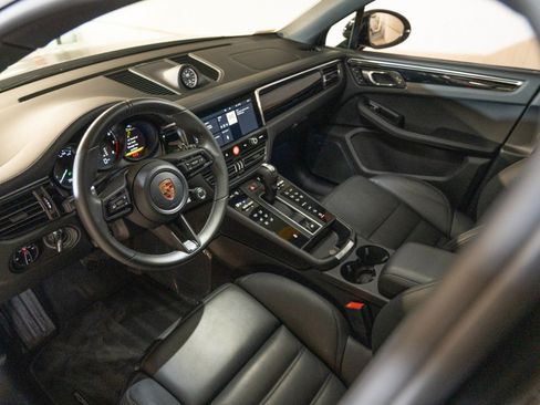 Certified 2026 Porsche Macan AWD/4WD image 4