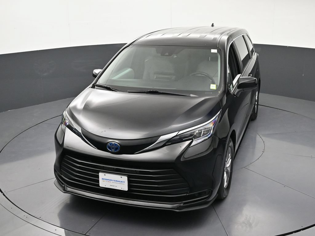 Used 2025 Toyota Sienna LE AWD/4WD image 24