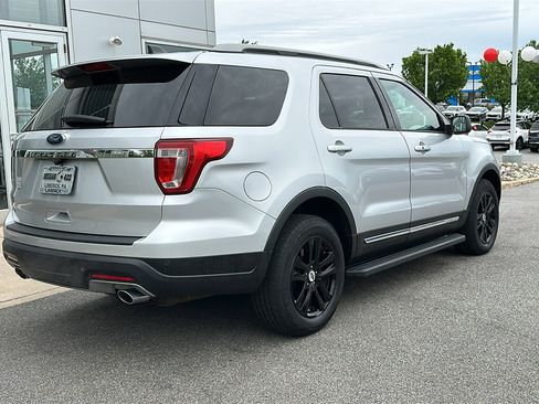 Used 2018 Ford Explorer XLT AWD/4WD image 8