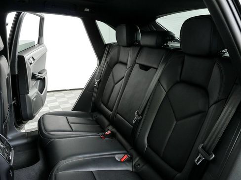 Used 2026 Porsche Macan AWD/4WD image 22