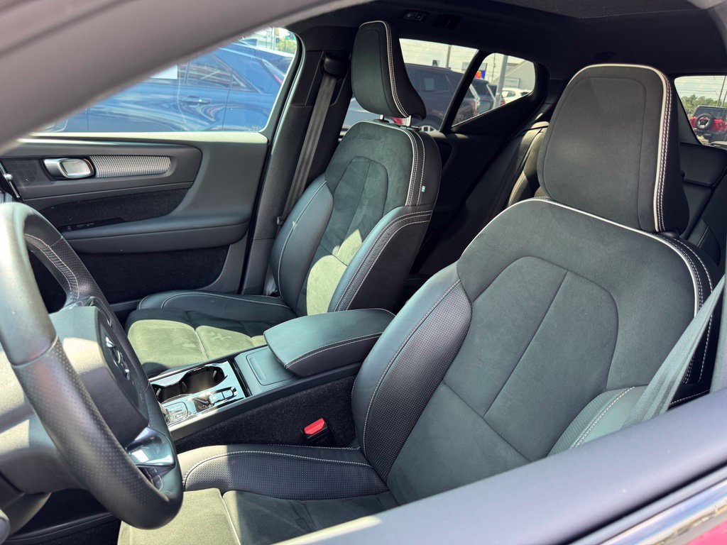 Used 2021 Volvo XC40 T5 R-Design w/ Advanced Package AWD/4WD image 9