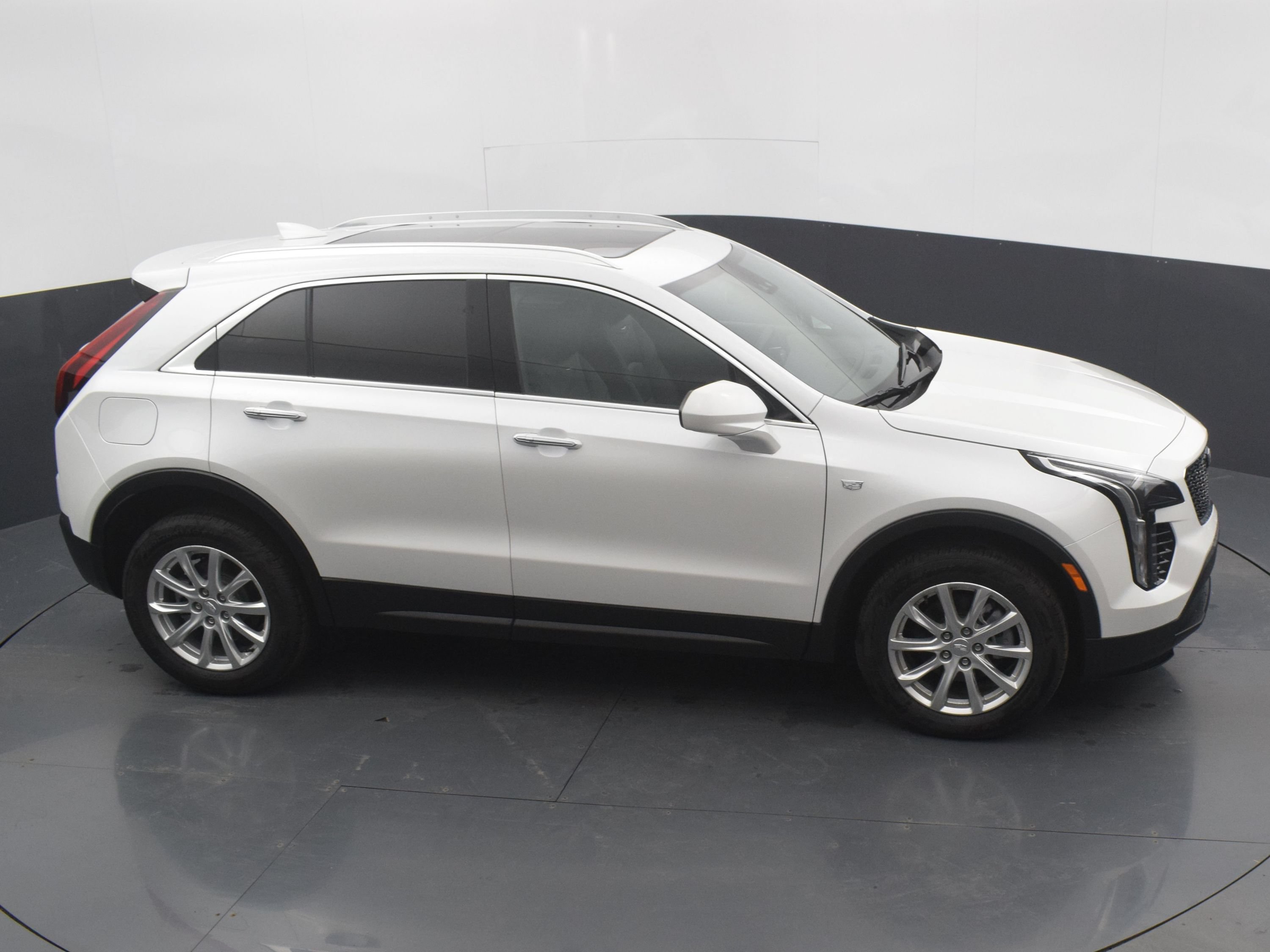 Used 2023 Cadillac XT4 Luxury w/ Cold Weather Package AWD/4WD image 28
