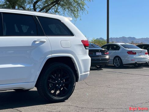 Used 2022 Jeep Grand Cherokee Laredo X RWD image 10