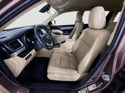 Used 2018 Toyota Highlander Plus FWD image 19