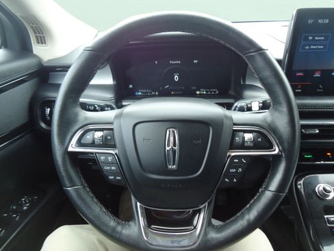 Used 2022 Lincoln Nautilus FWD image 12