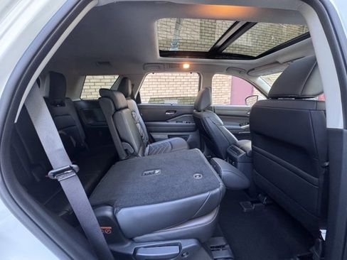 Used 2024 Nissan Pathfinder Platinum w/ Cargo Package image 16