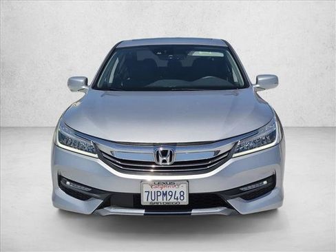 Used 2017 Honda Accord Touring image 2