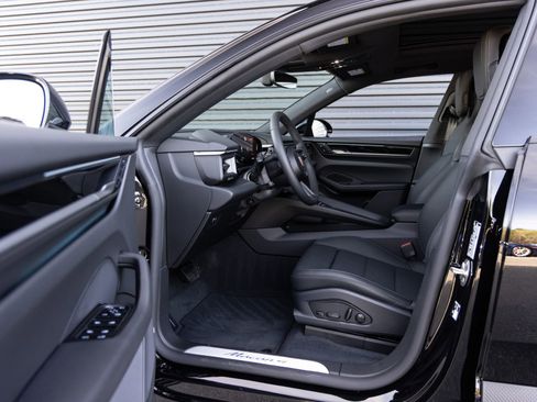 New 2026 Porsche Macan 4 Electric image 22