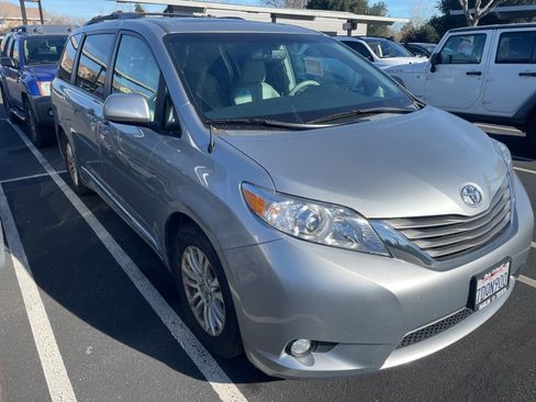 Used 2014 Toyota Sienna XLE image 2